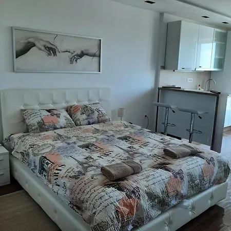 Jacuzzi Lux شقة سوبوتيتْسا